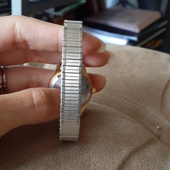 VINTAGE 🌷 CITIZEN two tone water resistant watch - Picture 6 of 7